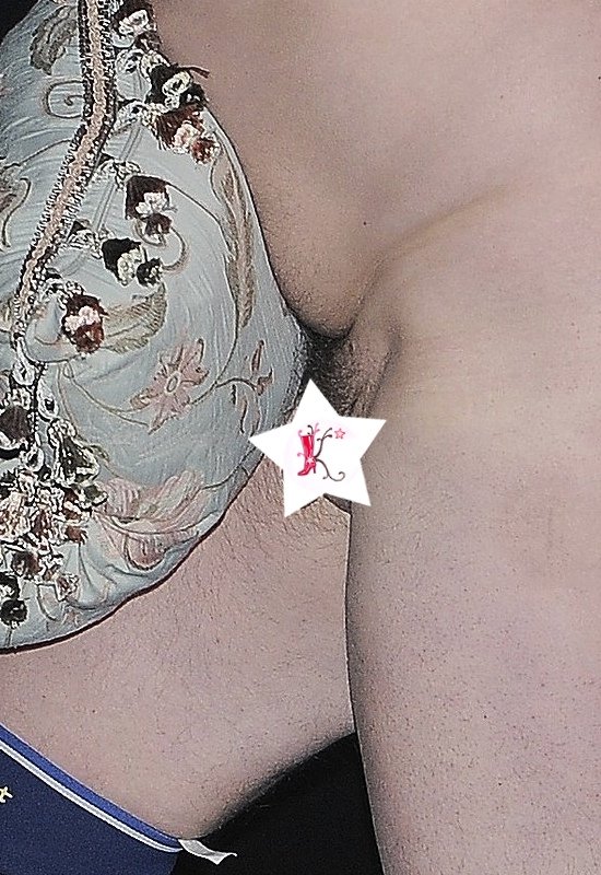 Tomasz Karolak na golasa biega po scenie (FOTO)