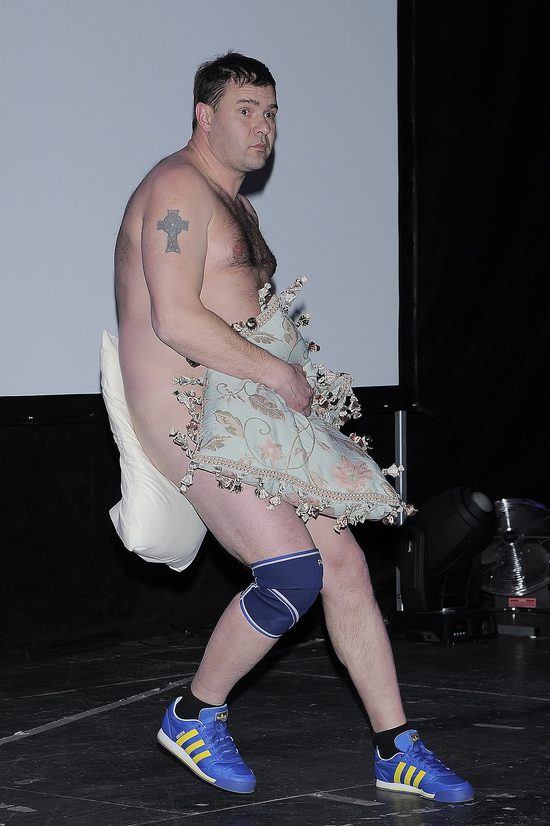 Tomasz Karolak na golasa biega po scenie (FOTO)