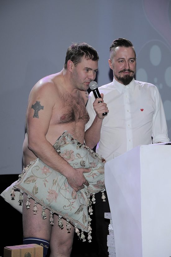 Tomasz Karolak na golasa biega po scenie (FOTO)