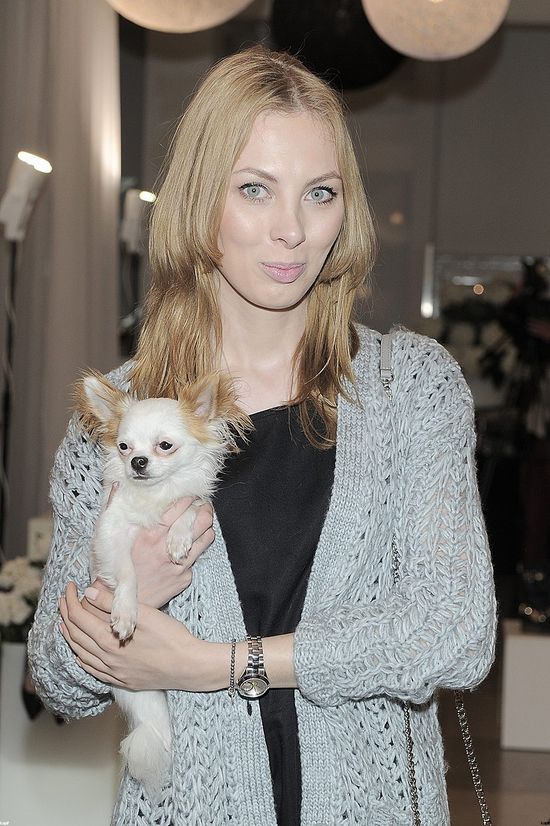 Charlize Mystery pozuje z butem z sieciówki (FOTO)