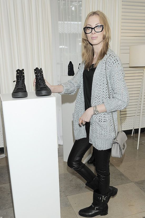 Charlize Mystery pozuje z butem z sieciówki (FOTO)