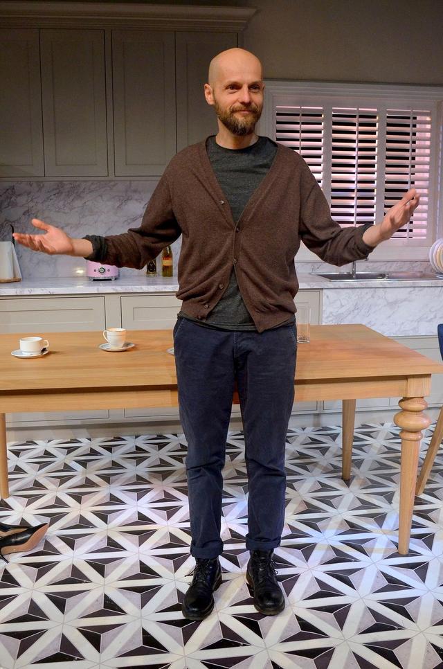 Niewielu mężczyzn mogłoby tak jak on patrzeć, jak jego żona CAŁUJE innego (FOTO)