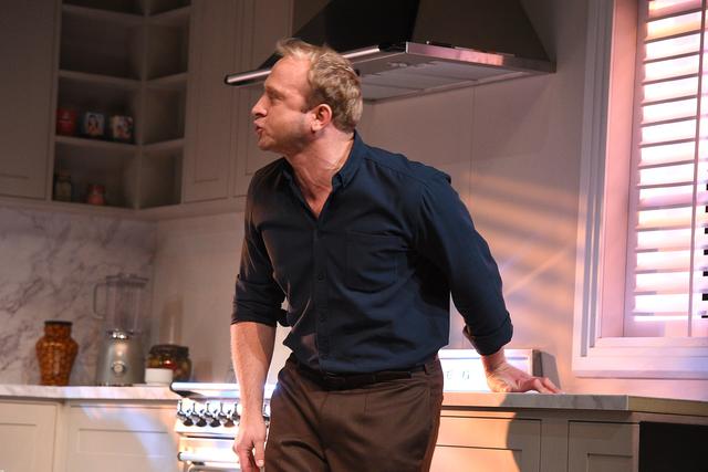 Niewielu mężczyzn mogłoby tak jak on patrzeć, jak jego żona CAŁUJE innego (FOTO)