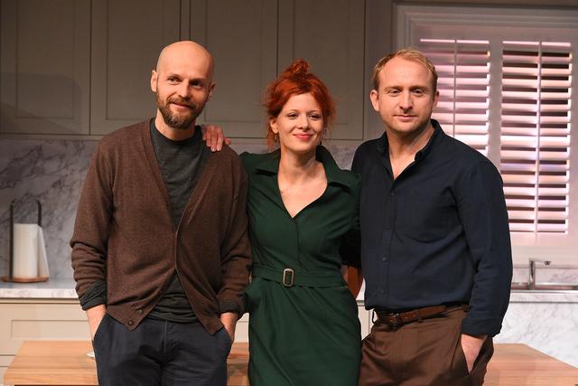 Niewielu mężczyzn mogłoby tak jak on patrzeć, jak jego żona CAŁUJE innego (FOTO)