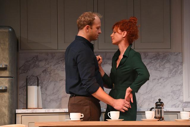 Niewielu mężczyzn mogłoby tak jak on patrzeć, jak jego żona CAŁUJE innego (FOTO)