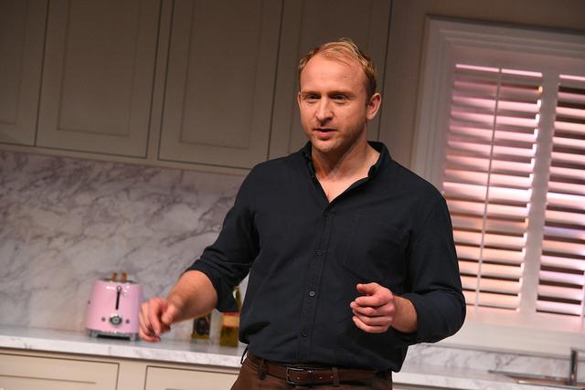 Niewielu mężczyzn mogłoby tak jak on patrzeć, jak jego żona CAŁUJE innego (FOTO)