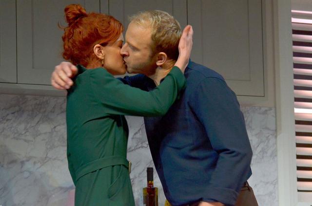 Niewielu mężczyzn mogłoby tak jak on patrzeć, jak jego żona CAŁUJE innego (FOTO)