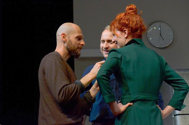 Niewielu mężczyzn mogłoby tak jak on patrzeć, jak jego żona CAŁUJE innego (FOTO)