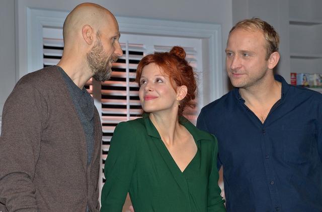 Niewielu mężczyzn mogłoby tak jak on patrzeć, jak jego żona CAŁUJE innego (FOTO)