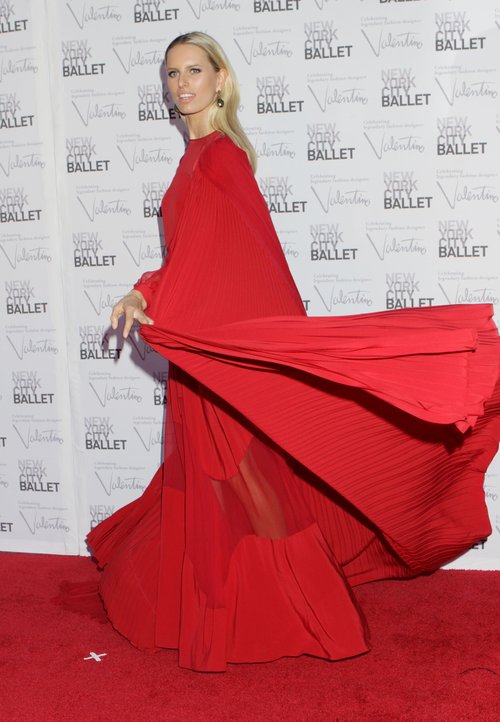 Czerwony namiot na czerwonym dywanie (FOTO)