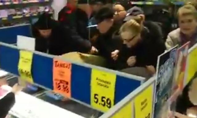 Zaczęło się! Oto pierwsza BITWA o świątecznego karpia w LIDLU (VIDEO)