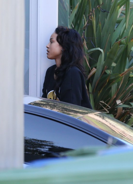 Karrueche Tran (dziewczyna Chrisa Browna) przed domem muzyka