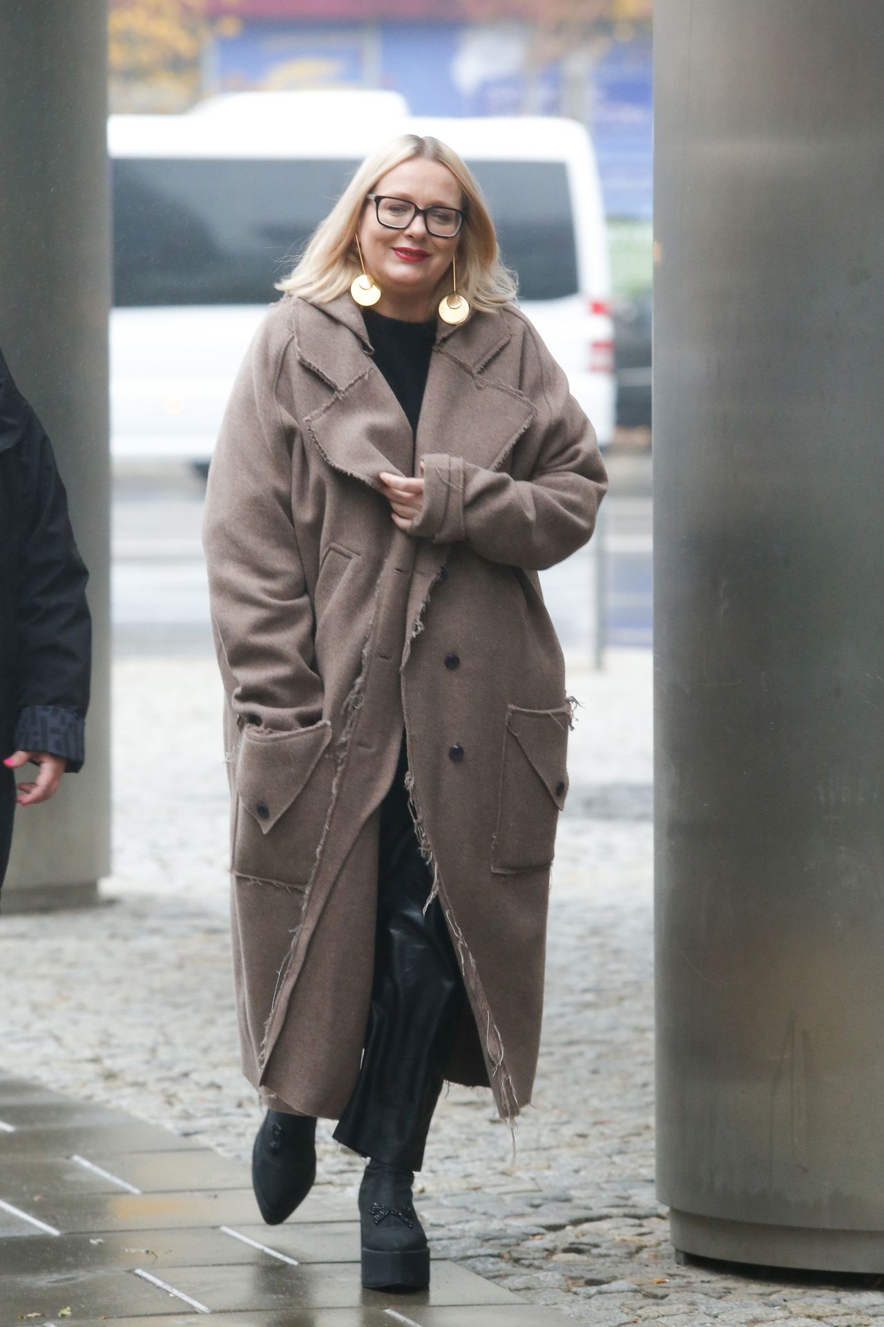 Kasia Nosowska w ogromnym płaszczu przed studio DDTVN (ZDJĘCIA)