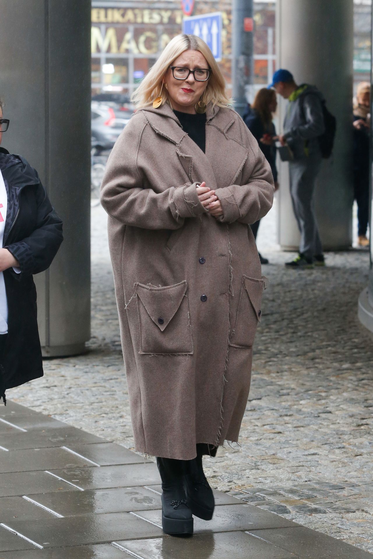 Kasia Nosowska w ogromnym płaszczu przed studio DDTVN (ZDJĘCIA)