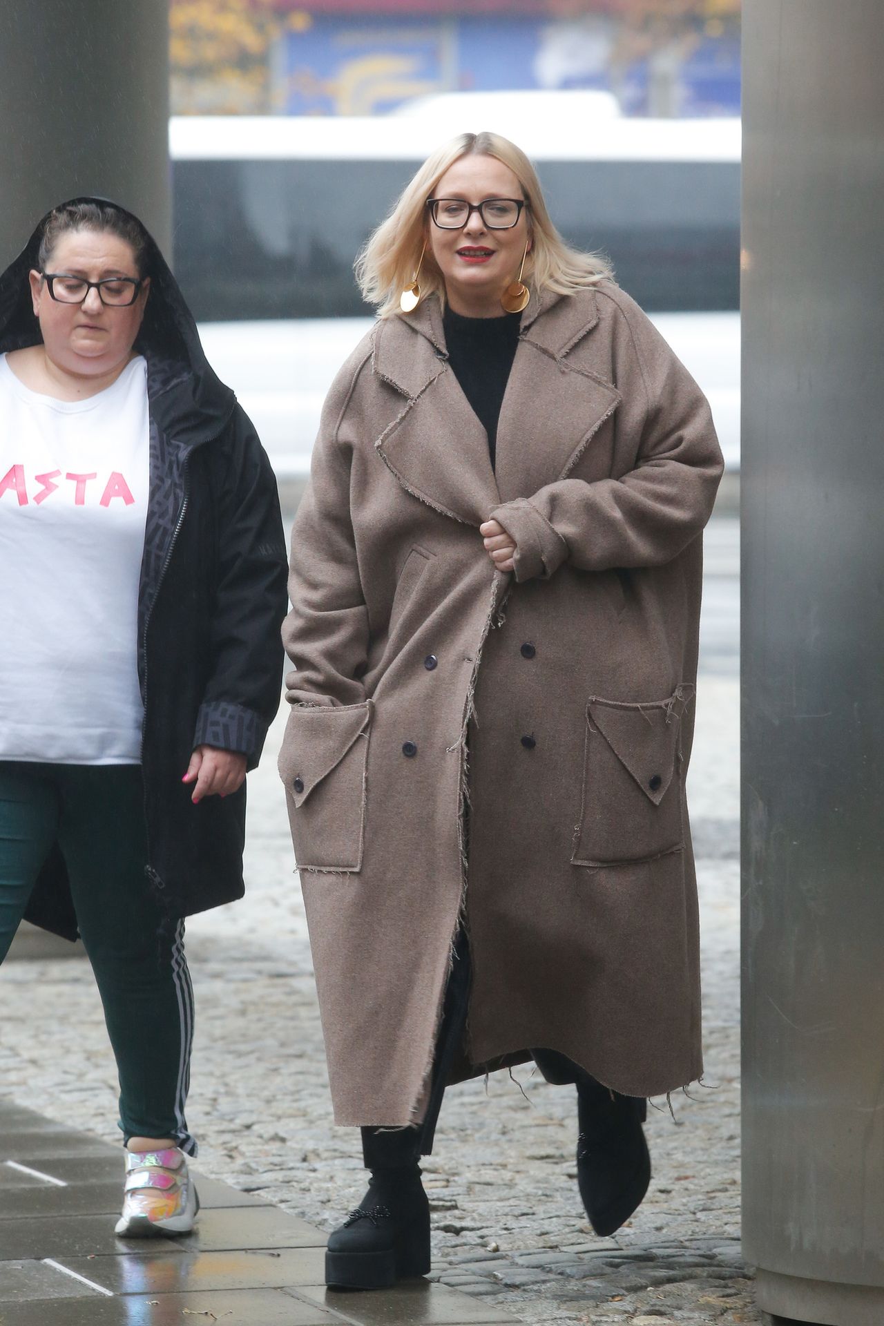 Kasia Nosowska w ogromnym płaszczu przed studio DDTVN (ZDJĘCIA)