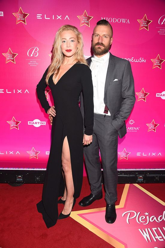 Kasia, co to za cierpiąca mina? Takiego przystojniaka masz u boku!