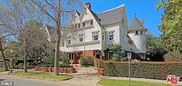 Tej rezydencji dorobiła się dzięki... robieniu tatuażów (FOTO) Tej rezydencji dorobiła się dzięki... robieniu tatuażów (FOTO)