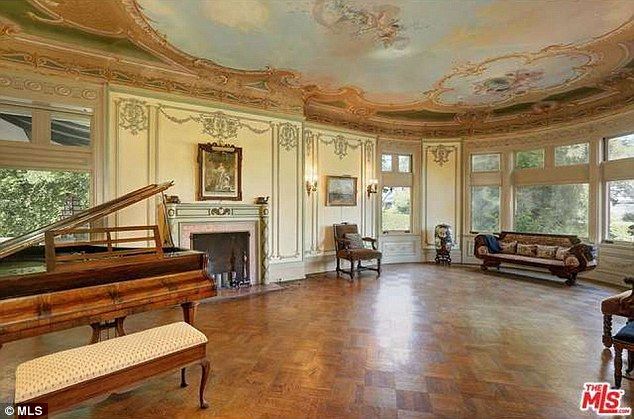 Tej rezydencji dorobiła się dzięki... robieniu tatuażów (FOTO) Tej rezydencji dorobiła się dzięki... robieniu tatuażów (FOTO)