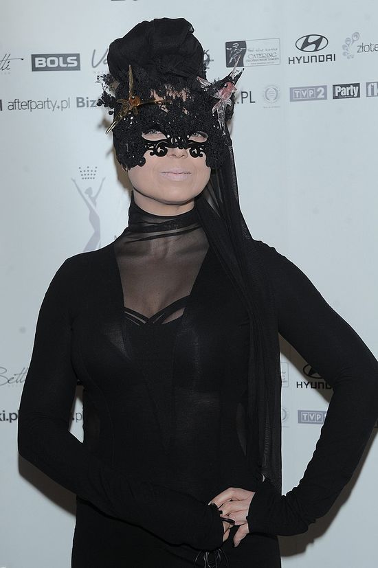 Poznajecie panią zza maski? (FOTO)