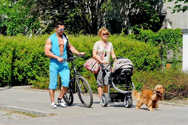 Katarzyna Skrzynecka i Marcin Łopucki na spacerze (FOTO)