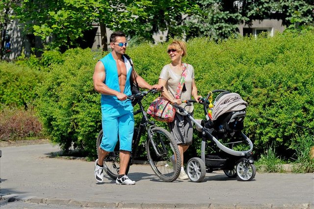 Katarzyna Skrzynecka i Marcin Łopucki na spacerze (FOTO)