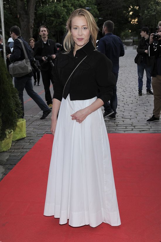 Katarzyna Warnke tłumaczy się ze zdjęcia z Biblią w łóżku