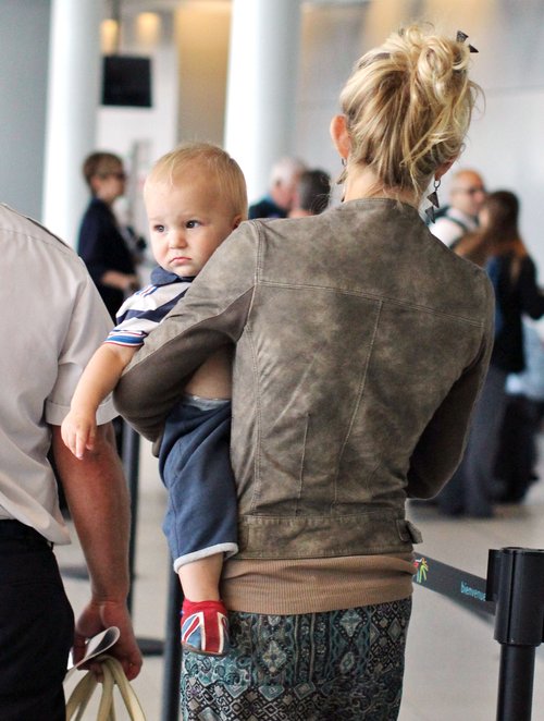 Szczuplutka Kate Hudson z synkiem na rękach (FOTO) Szczuplutka Kate Hudson z synkiem na rękach (FOTO)
