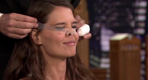 Po co Katie Holmes taśma klejąca na twarzy? [VIDEO]