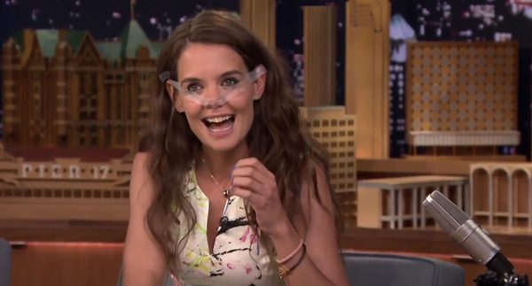 Po co Katie Holmes taśma klejąca na twarzy? [VIDEO]