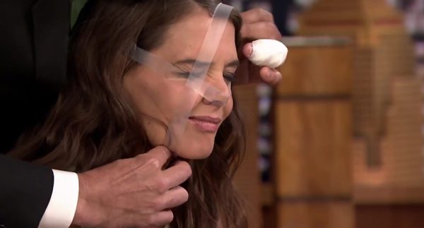 Po co Katie Holmes taśma klejąca na twarzy? [VIDEO]