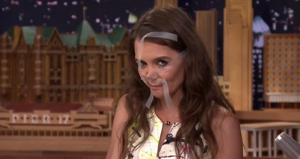 Po co Katie Holmes taśma klejąca na twarzy? [VIDEO]