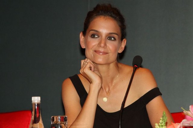 Katie Holmes w różowym płaszczyku (FOTO)