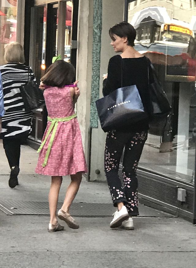 Katie Holmes w nowej fryzurze wygląda... ŹLE? (ZDJĘCIA)