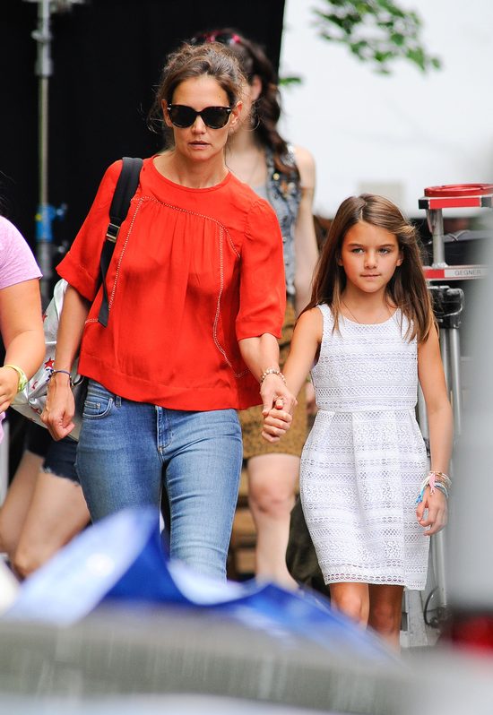 Katie Holmes - samotna mama godzi obowiązki (FOTO)