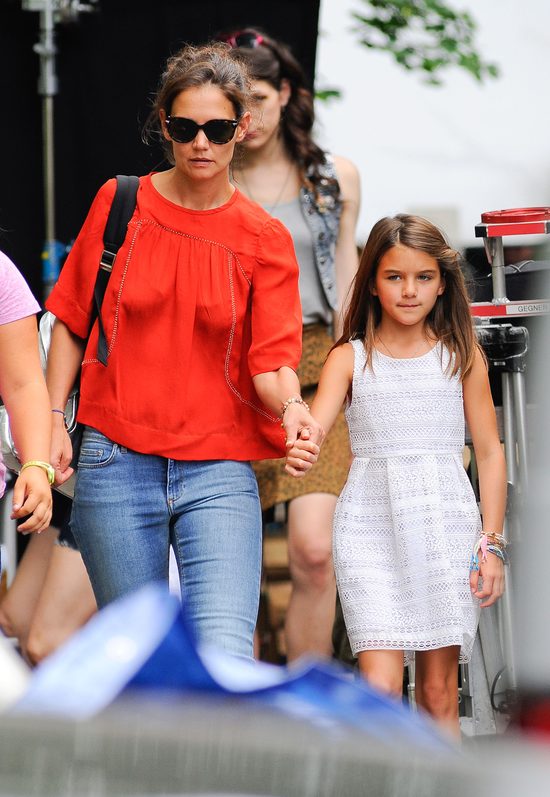 Katie Holmes - samotna mama godzi obowiązki (FOTO)