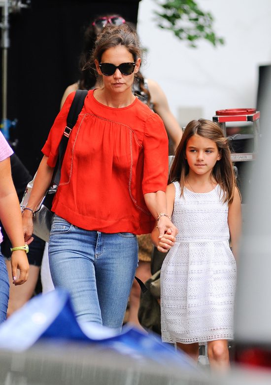Katie Holmes - samotna mama godzi obowiązki (FOTO)