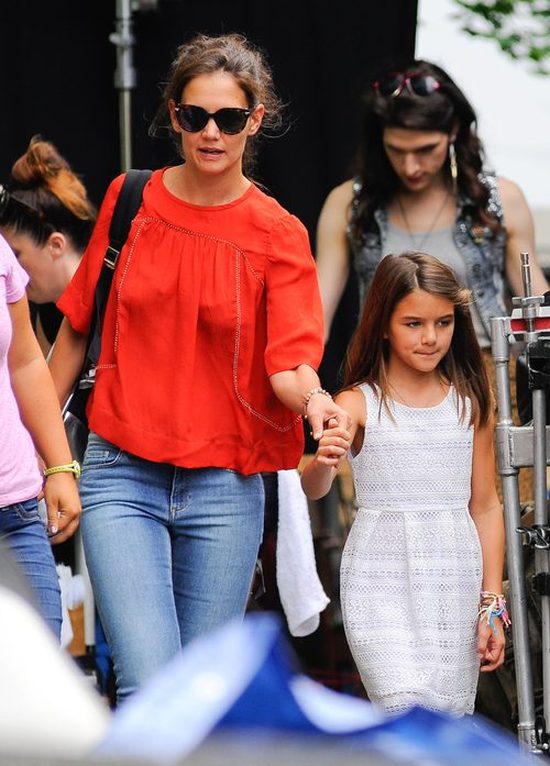 Katie Holmes - samotna mama godzi obowiązki (FOTO)