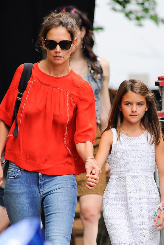 Katie Holmes - samotna mama godzi obowiązki (FOTO)