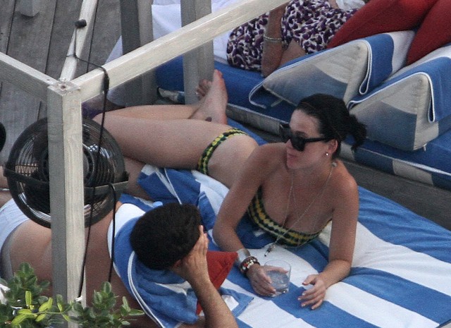 Jeśli jej ciało jeszcze się Wam nie znudziło... (FOTO) Jeśli jej ciało jeszcze się Wam nie znudziło... (FOTO)