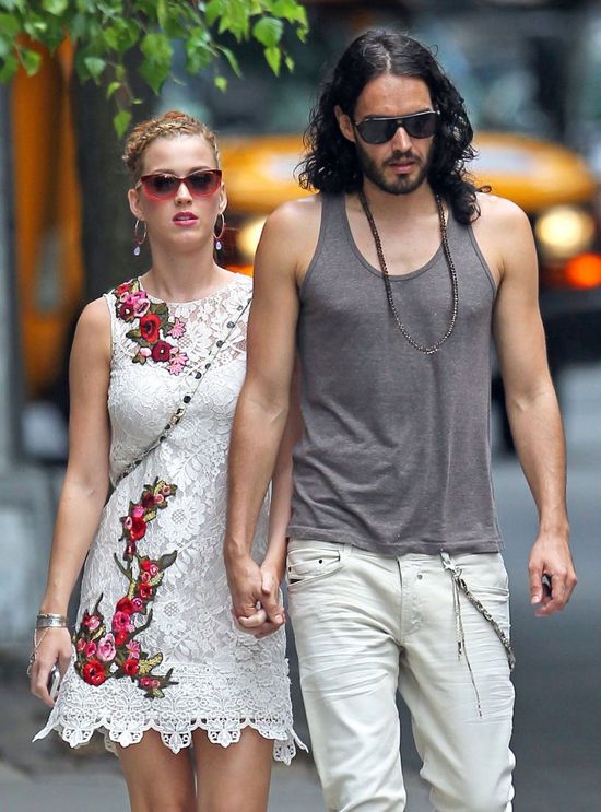 Katy Perry przez zaciśnięte zęby o byłym mężu