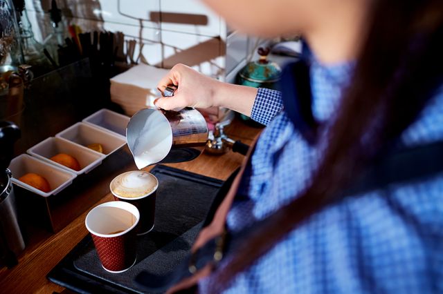 ŻE CO?! Warszawska kawiarnia chce podawać do kawy MLEKO KOBIECE