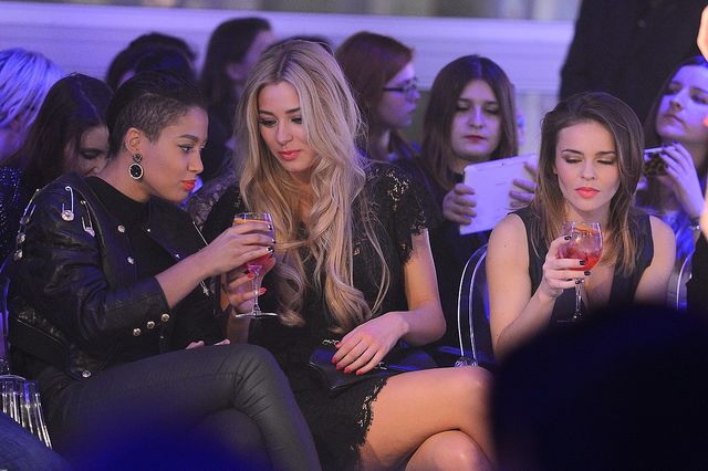 Maciej Musiał - rodzynek na modowej imprezie (FOTO)