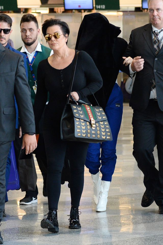 Jedna z córek Kris Jenner robi szopkę na lotnisku (ZDJĘCIA)