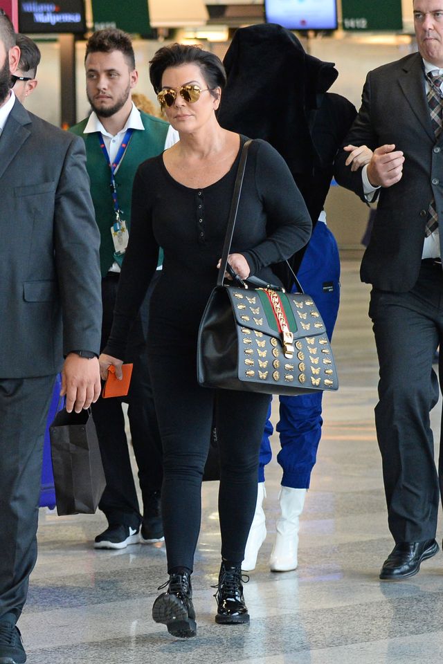 Jedna z córek Kris Jenner robi szopkę na lotnisku (ZDJĘCIA)