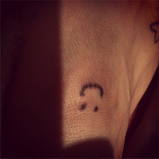 Kto zdecydował się na taki tatuaż na stopie? (FOTO)