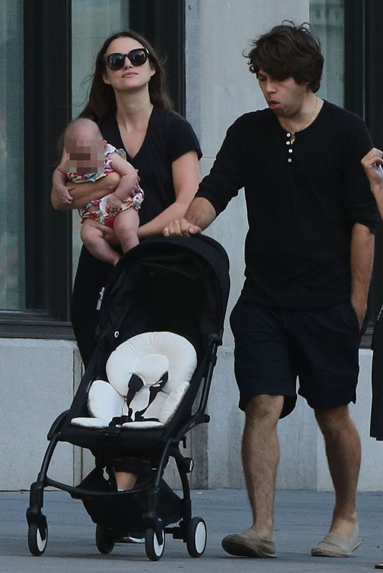 Kierze Knightley w opiece nad córką pomaga... (FOTO)