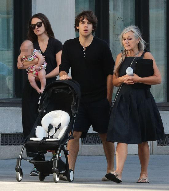 Kierze Knightley w opiece nad córką pomaga... (FOTO)