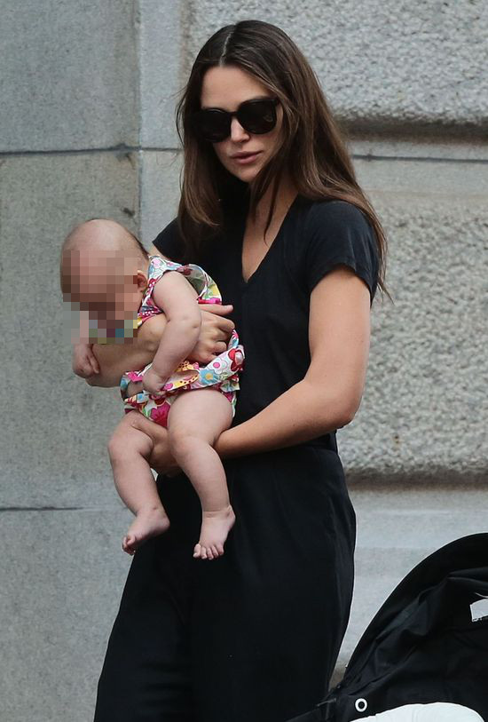 Kierze Knightley w opiece nad córką pomaga... (FOTO)