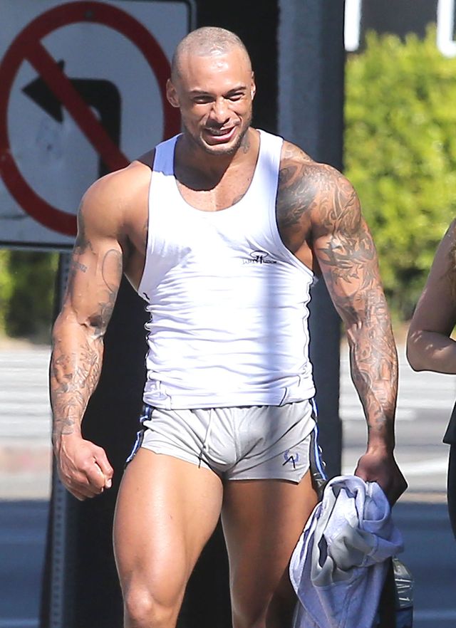 Chłopak Kelly Brook w majtkach na ulicy (FOTO)