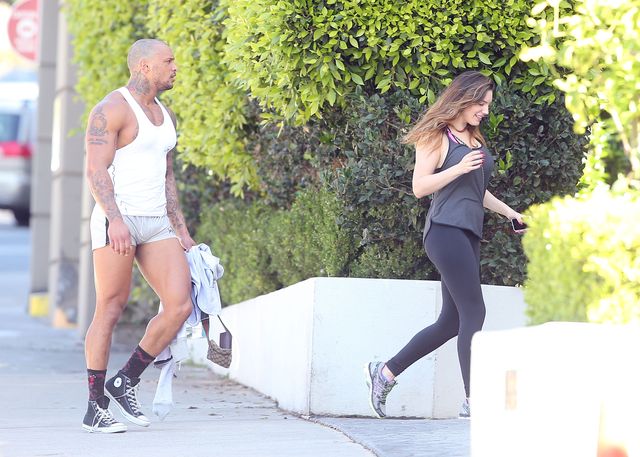 Chłopak Kelly Brook w majtkach na ulicy (FOTO)